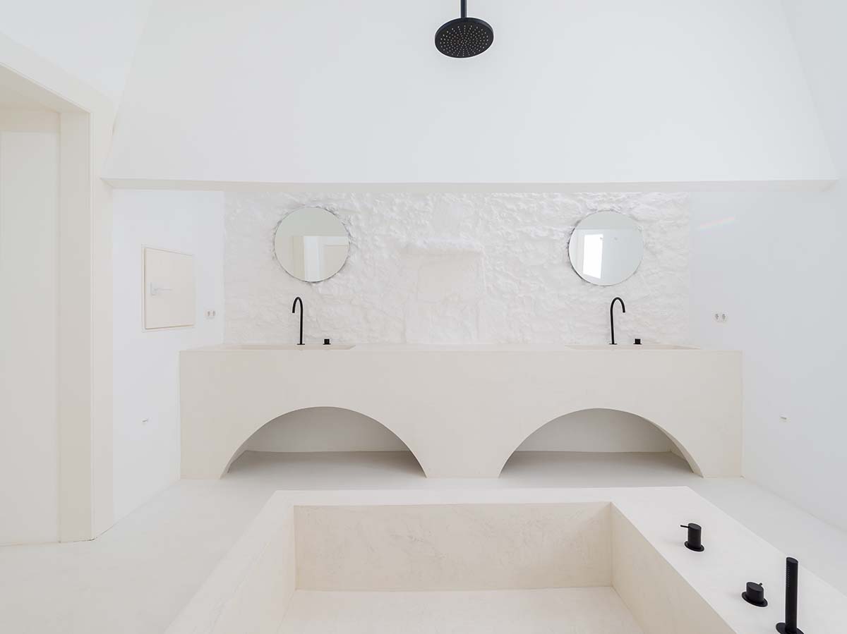 Néstor Pérez Batista converts 19th-century house into rental units on Canary Islands