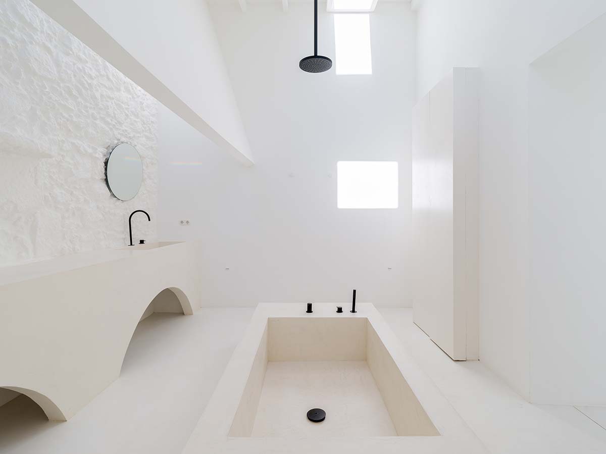 Néstor Pérez Batista converts 19th-century house into rental units on Canary Islands