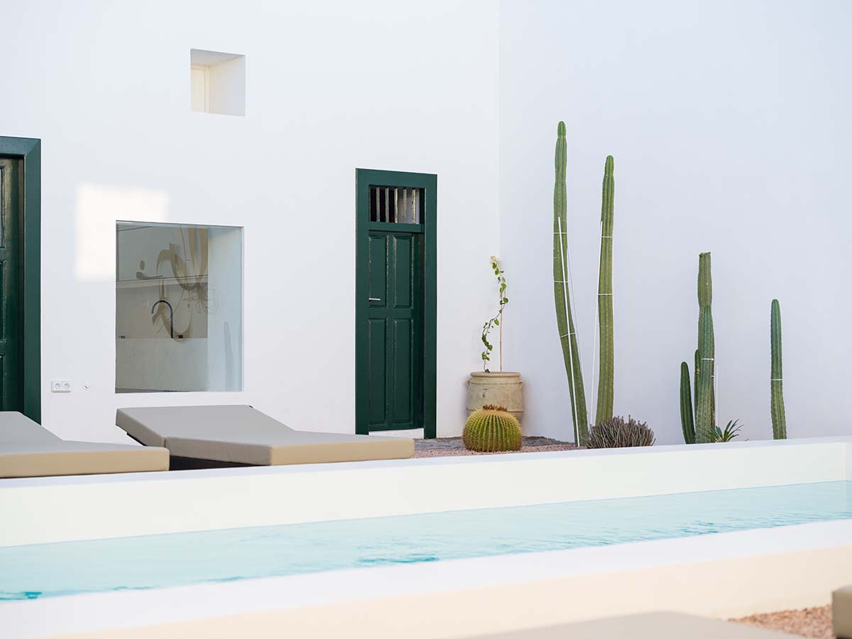 Néstor Pérez Batista converts 19th-century house into rental units on Canary Islands