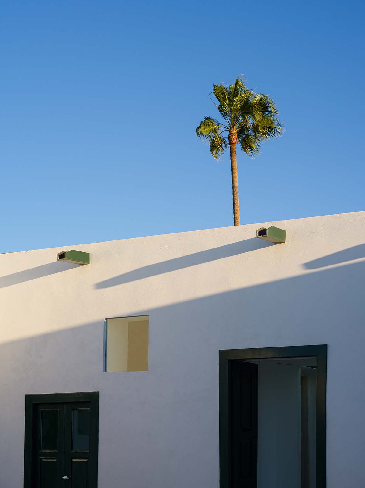 Néstor Pérez Batista converts 19th-century house into rental units on Canary Islands