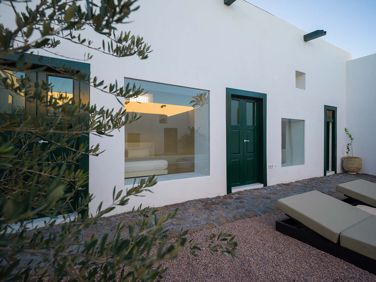 Néstor Pérez Batista converts 19th-century house into rental units on Canary Islands