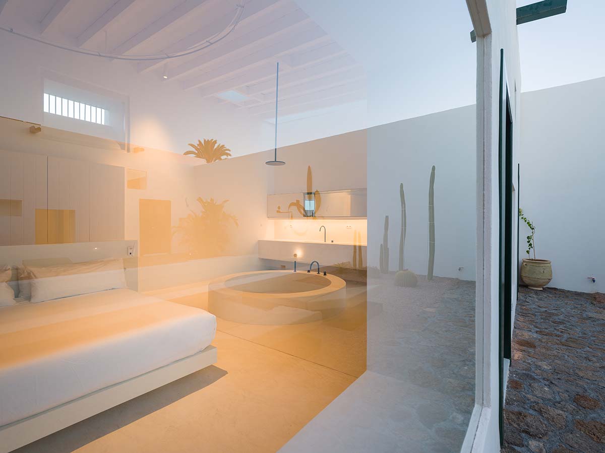 Néstor Pérez Batista converts 19th-century house into rental units on Canary Islands
