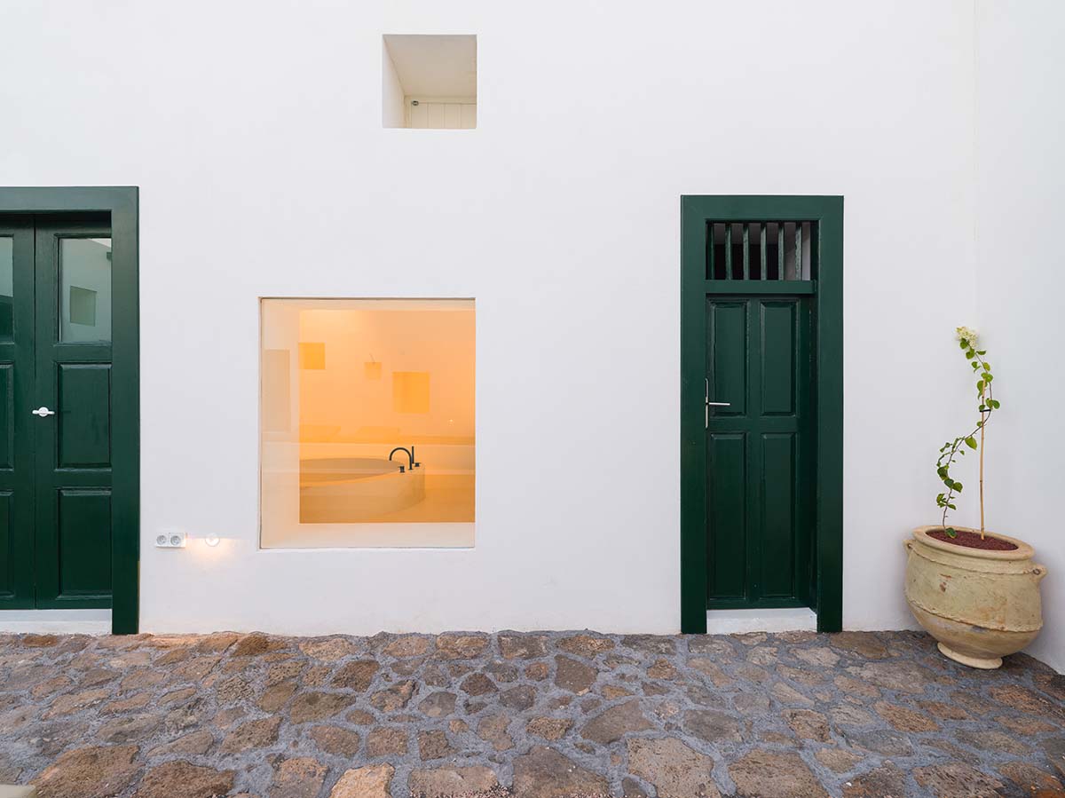 Néstor Pérez Batista converts 19th-century house into rental units on Canary Islands