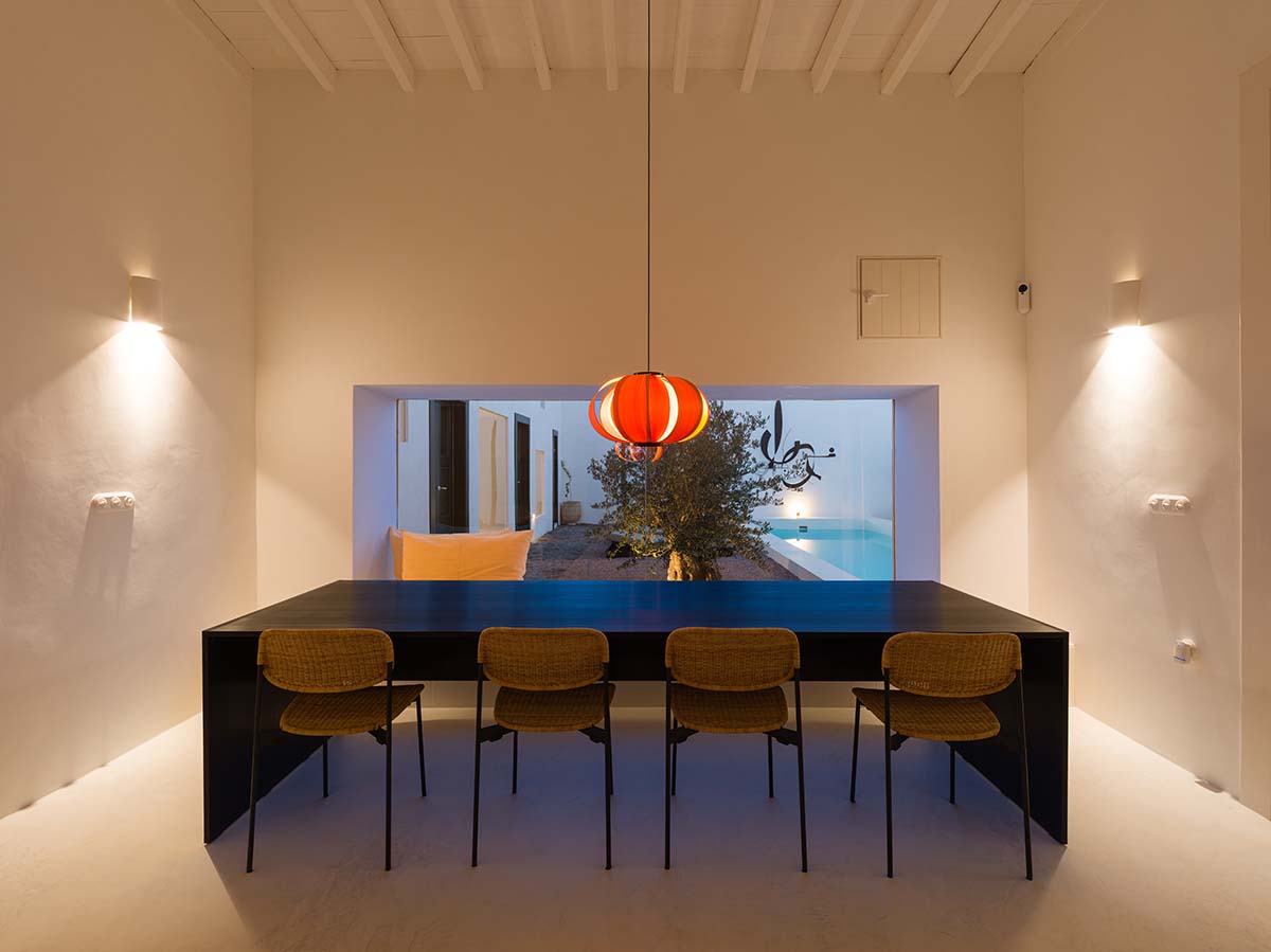 Néstor Pérez Batista converts 19th-century house into rental units on Canary Islands