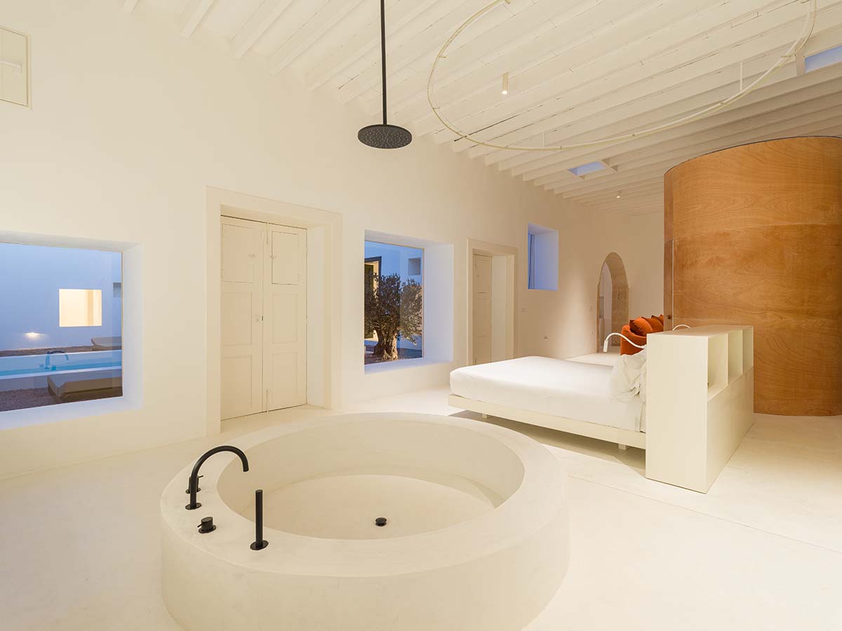 Néstor Pérez Batista converts 19th-century house into rental units on Canary Islands