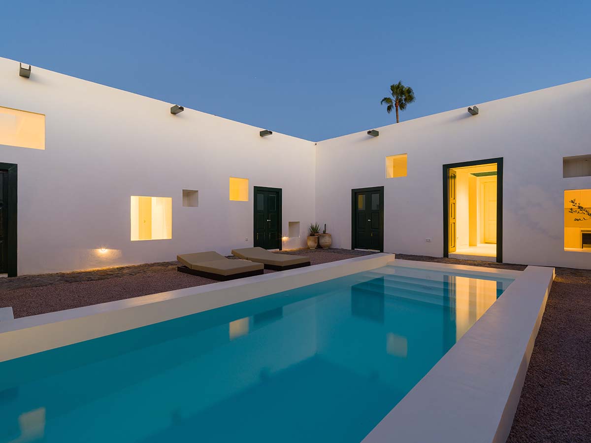 Néstor Pérez Batista converts 19th-century house into rental units on Canary Islands