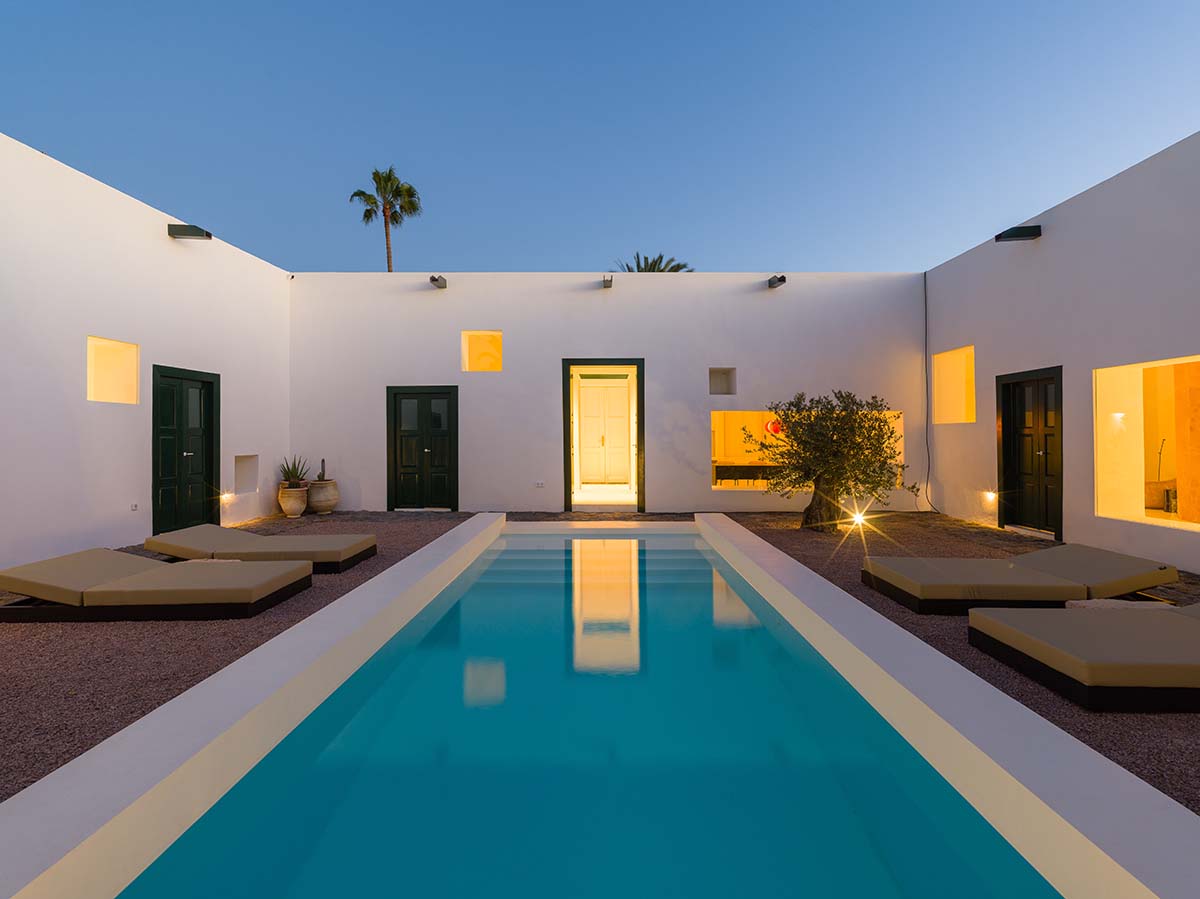Néstor Pérez Batista converts 19th-century house into rental units on Canary Islands