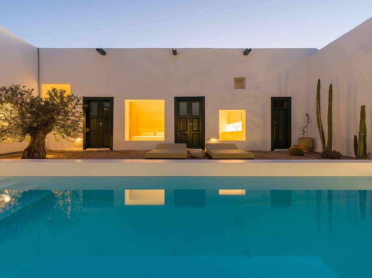 Néstor Pérez Batista converts 19th-century house into rental units on Canary Islands