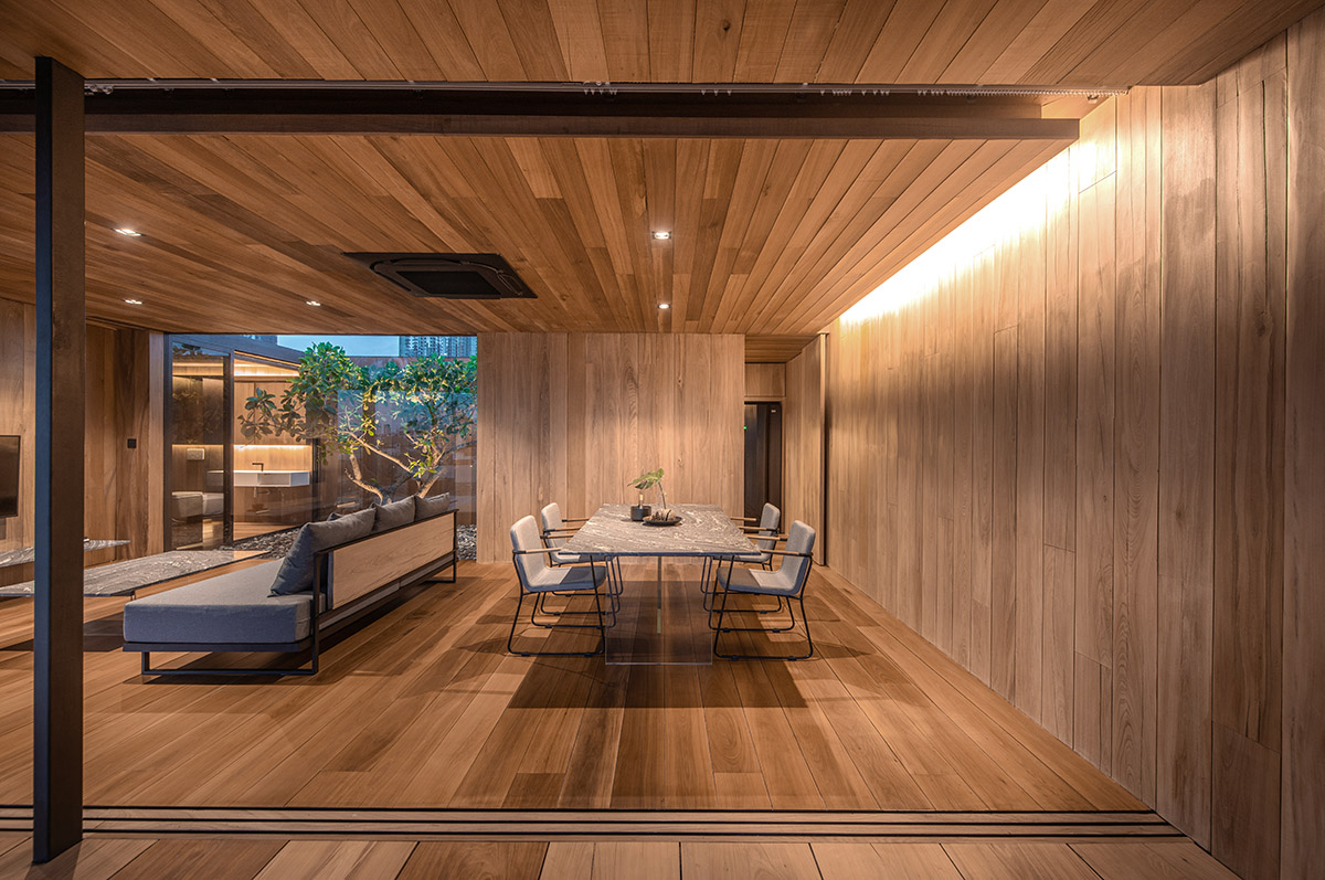 WARchitect built a borderless wooden residence on rooftop in Bangkok