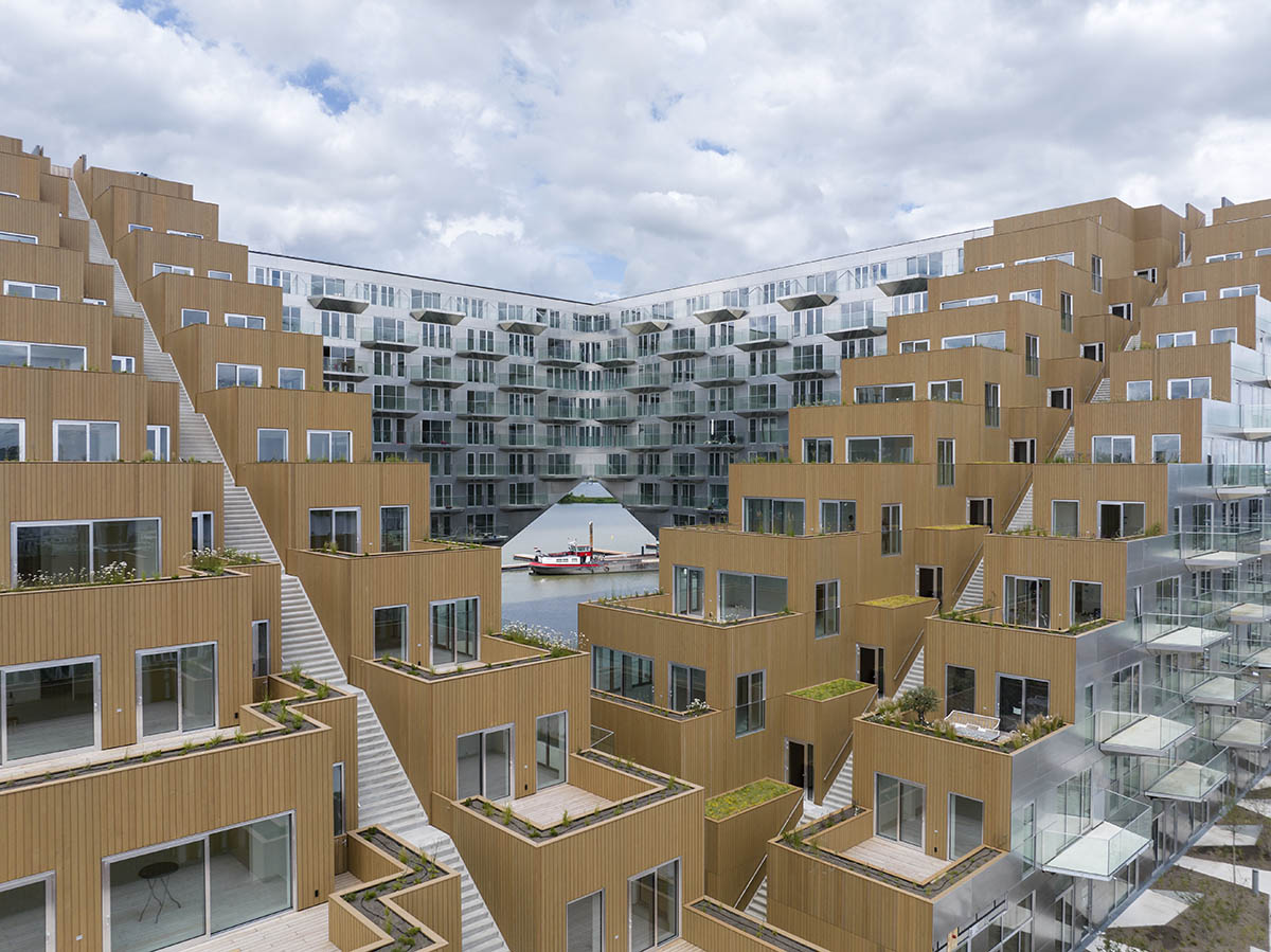 BIG и Barcode Architects построили треугольный жилой блок, консольный угол которого образует ворота. 