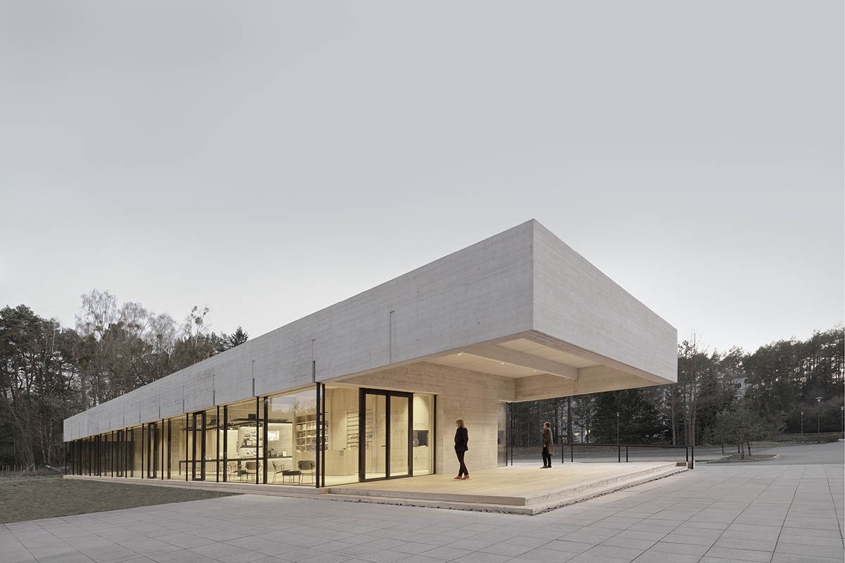 Steimle Architekten built visitor center featuring cantilevered canopy in Berlin