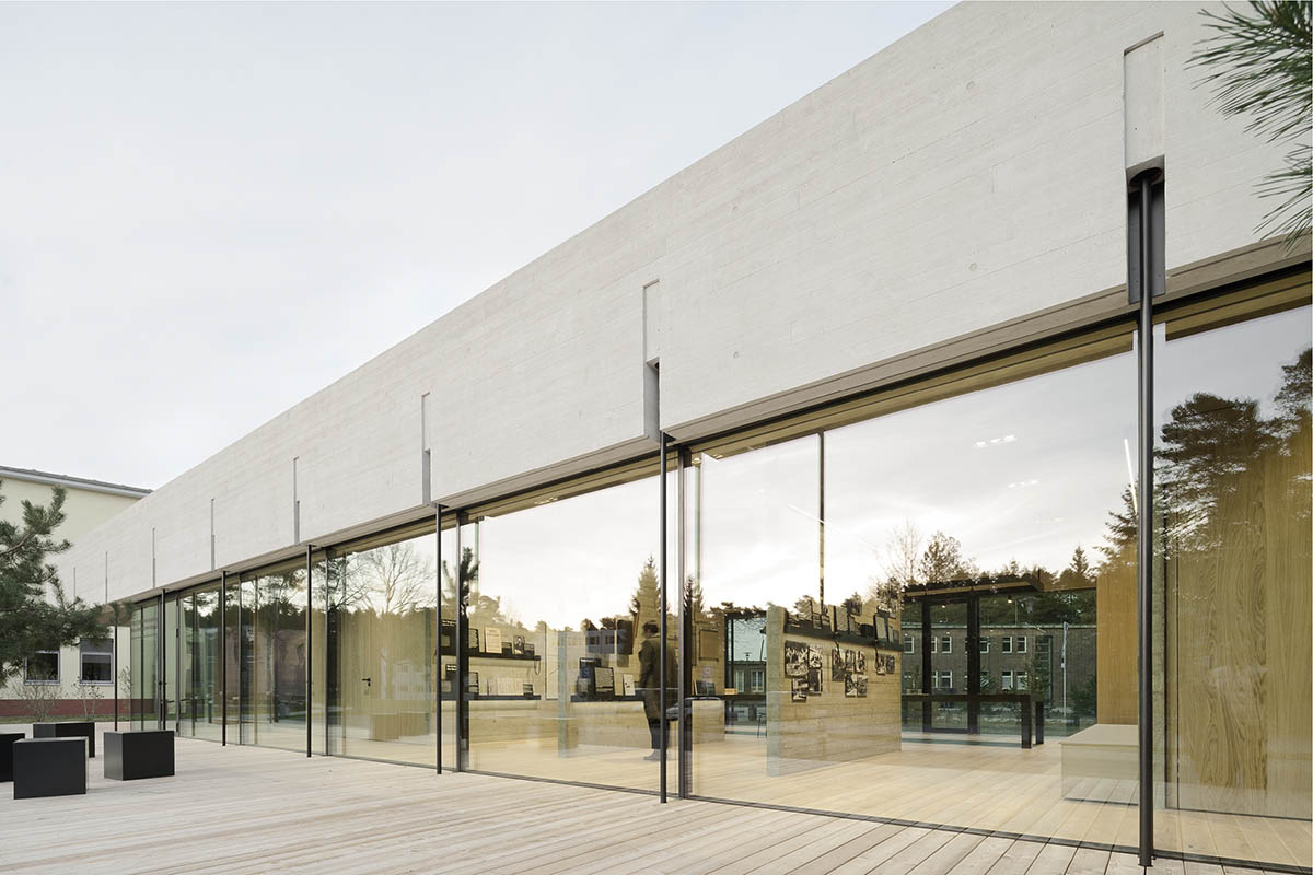 Steimle Architekten построила центр для посетителей с консольным навесом в Берлине