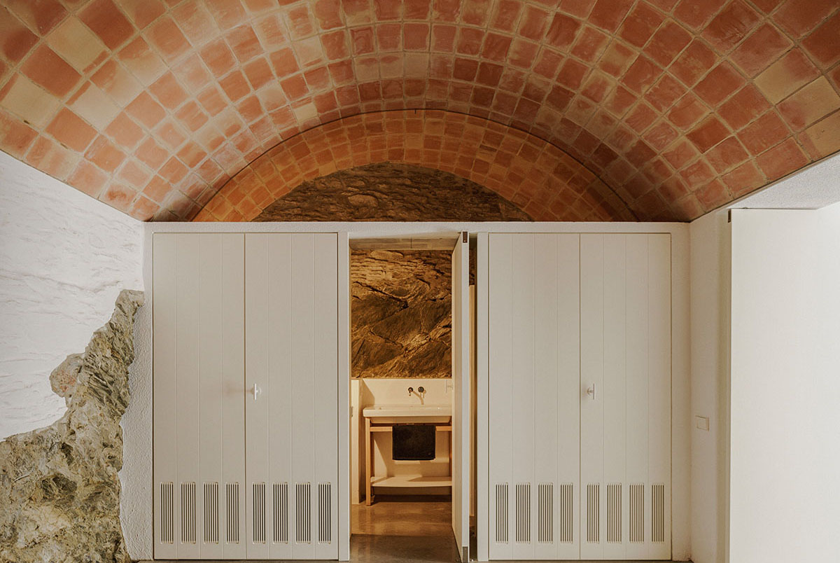 Bea Portabella and Jordi Pagès reimagine residence with a soft fusion of materials in Cadaqués