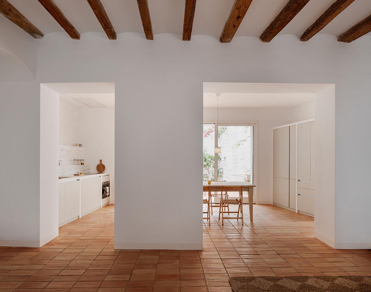 Bea Portabella and Jordi Pagès reimagine residence with a soft fusion of materials in Cadaqués