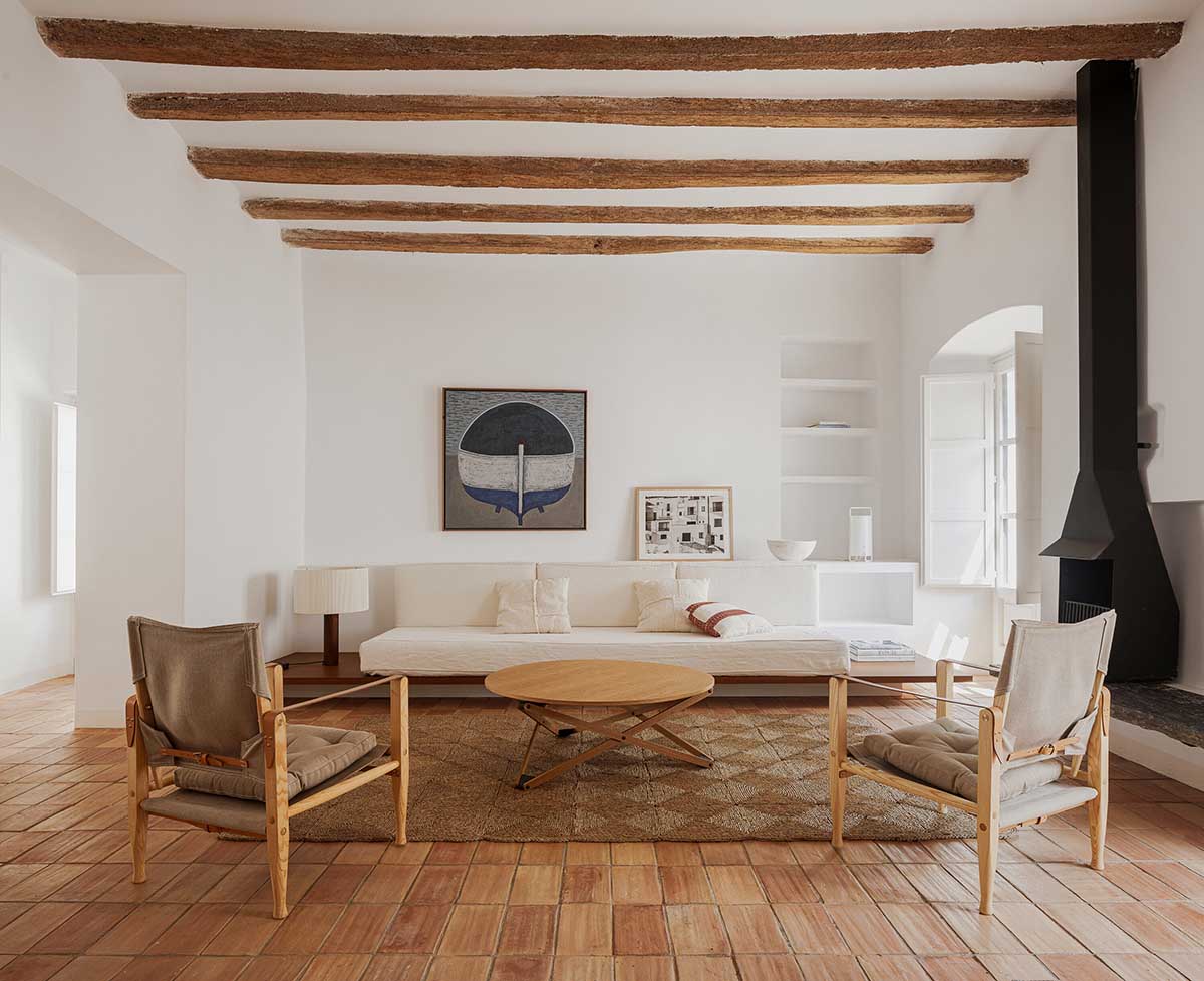 Bea Portabella and Jordi Pagès reimagine residence with a soft fusion of materials in Cadaqués