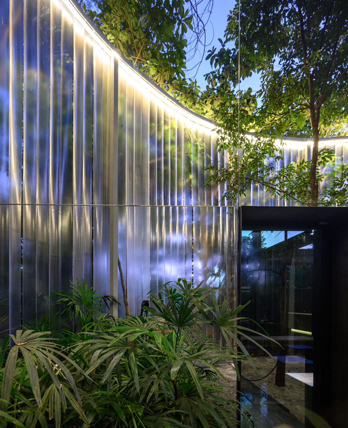 Sher Maker creates cafe from 6-meter opaque curtain wall in a forest in Thailand