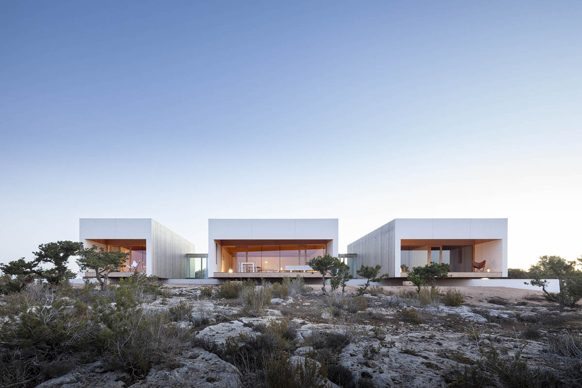 Mari&agrave; Castell&oacute; Architecture combines family program in three monolithic volumes on Formentera island