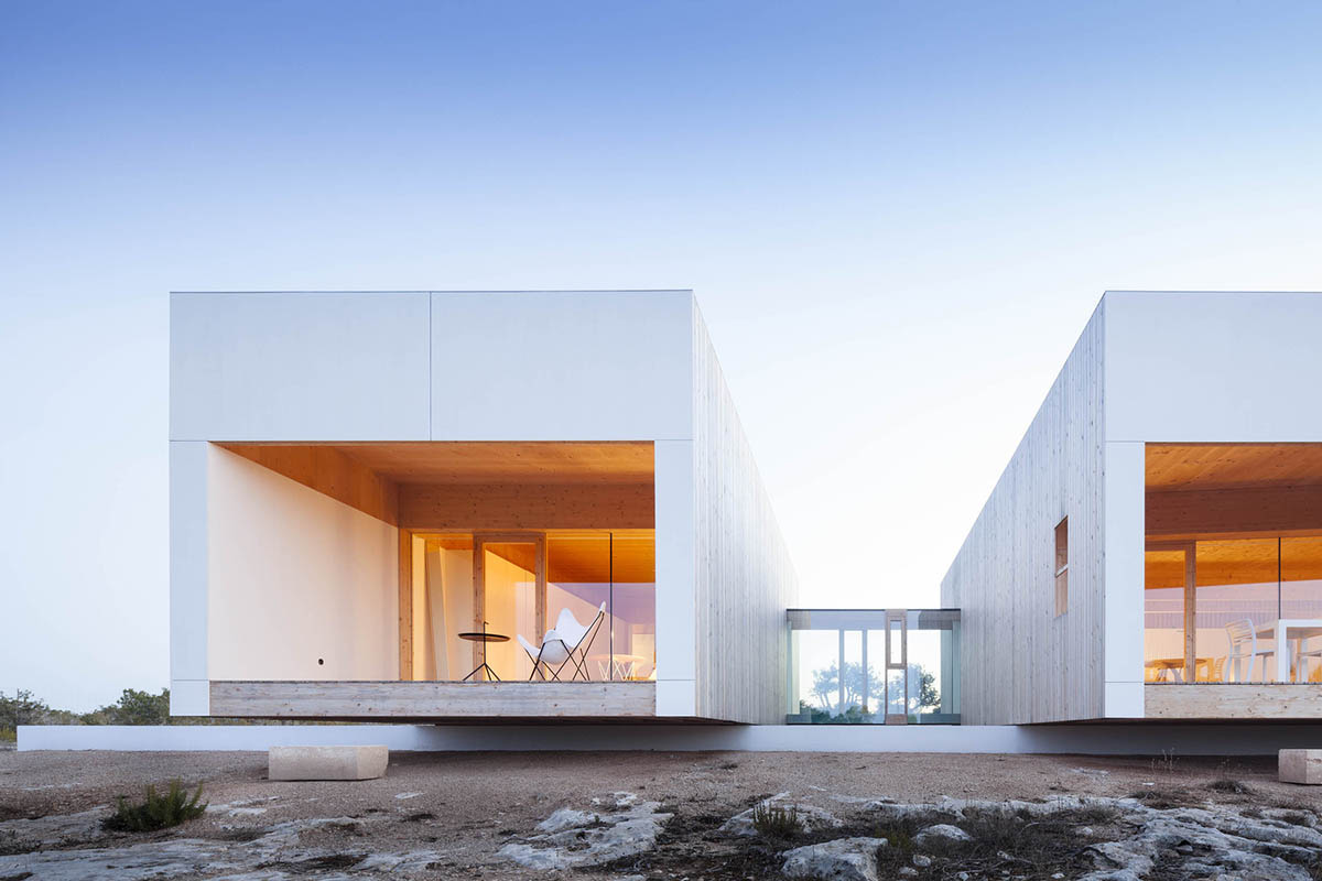 Mari&agrave; Castell&oacute; Architecture combines family program in three monolithic volumes on Formentera island