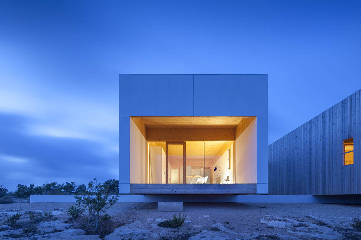 Mari&agrave; Castell&oacute; Architecture combines family program in three monolithic volumes on Formentera island