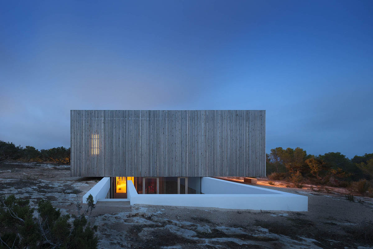 Mari&agrave; Castell&oacute; Architecture combines family program in three monolithic volumes on Formentera island