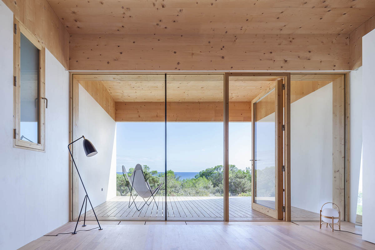 Mari&agrave; Castell&oacute; Architecture combines family program in three monolithic volumes on Formentera island