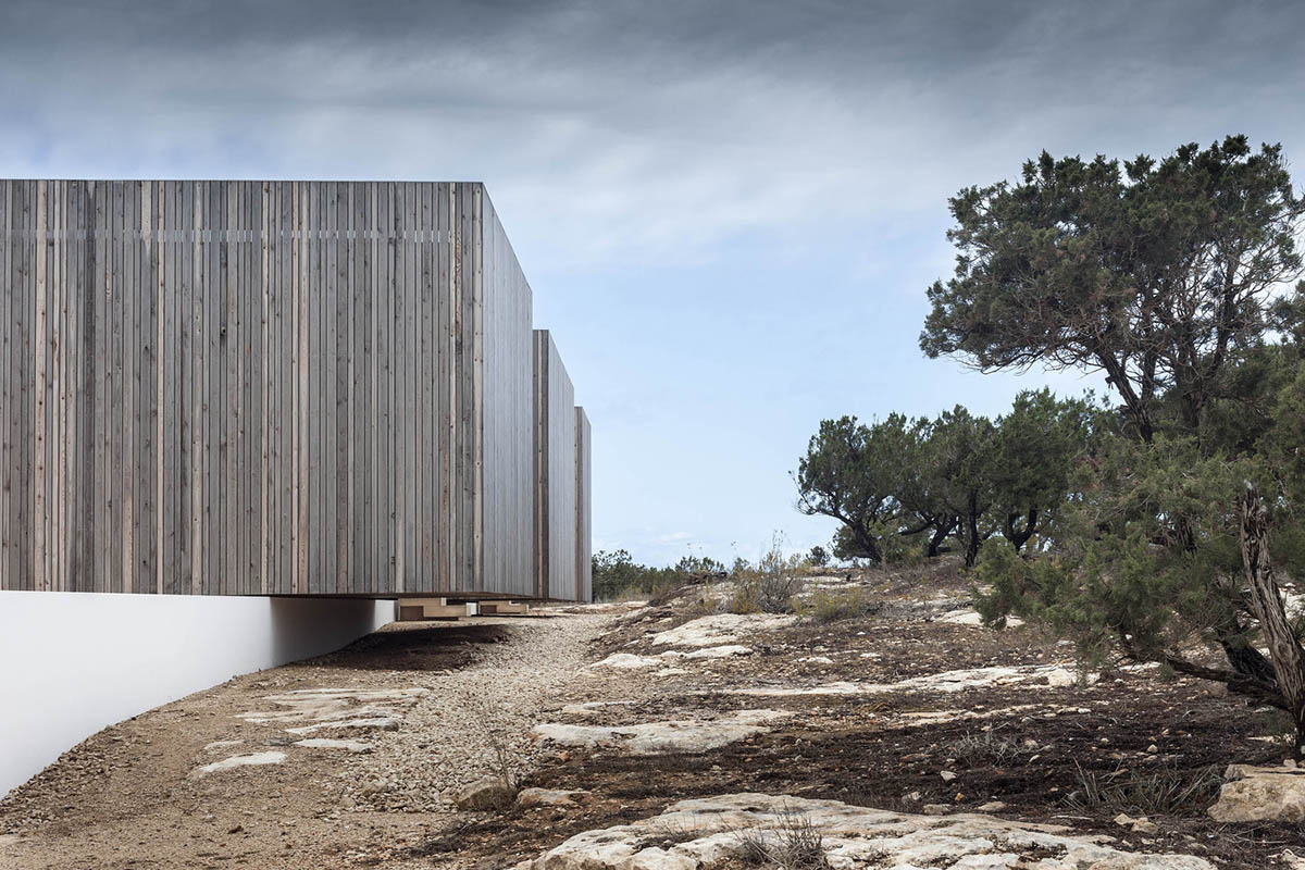 Mari&agrave; Castell&oacute; Architecture combines family program in three monolithic volumes on Formentera island