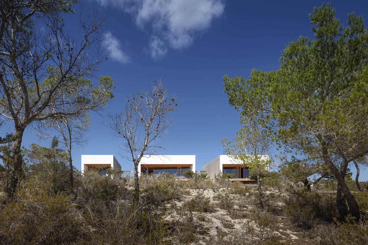 Mari&agrave; Castell&oacute; Architecture combines family program in three monolithic volumes on Formentera island