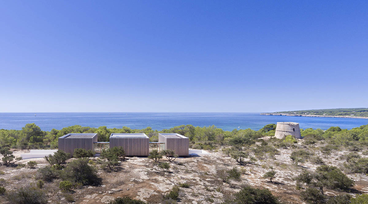 Mari&agrave; Castell&oacute; Architecture combines family program in three monolithic volumes on Formentera island