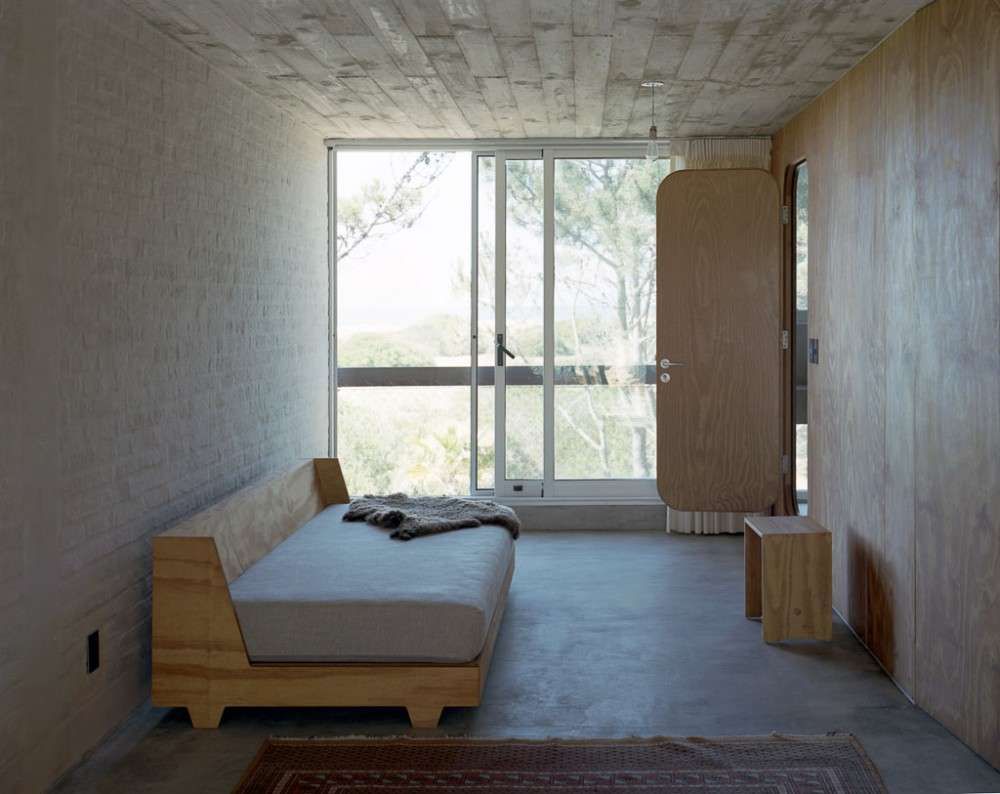 A summer house by Brandlhuber+ uses stacked maisonette units to optimize exposure to the sun in Rocha