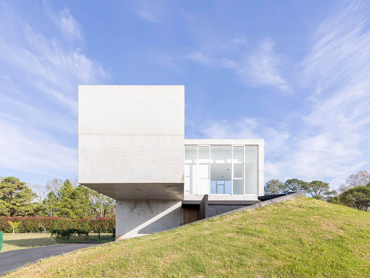 Brigati Polak Arquitectos completes Argentinian residence as detached from the existing slope