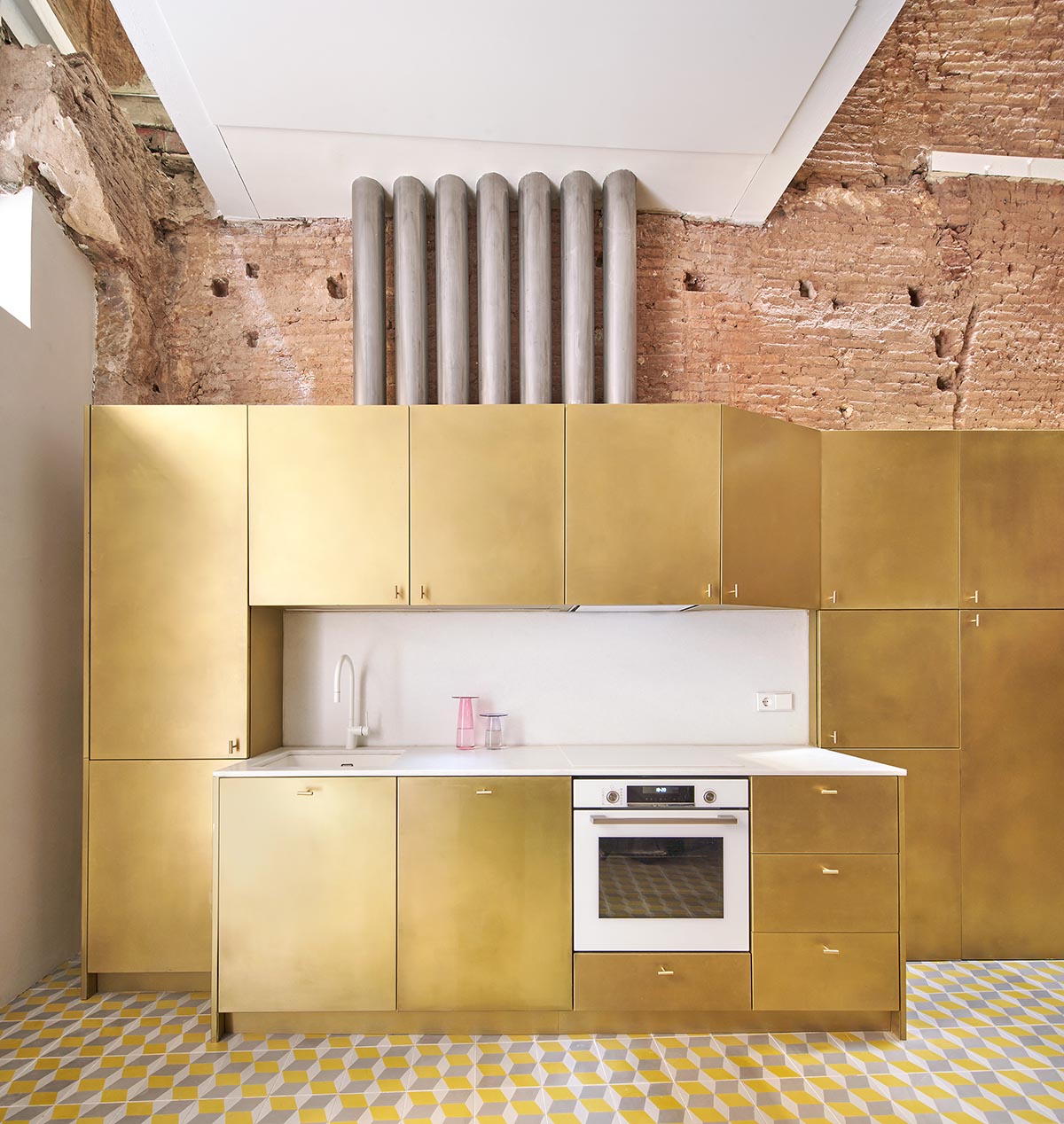 Рауль Санчес обновляет старую квартиру с золотыми тоннами и винтовой лестницей, чтобы создать необработанные интерьеры.