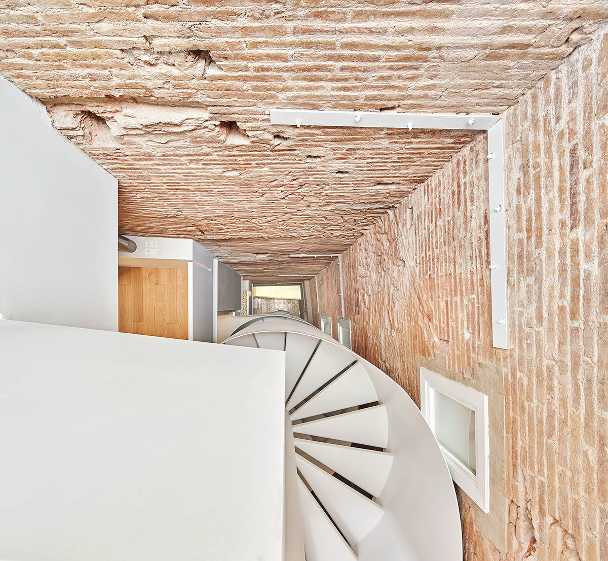 Рауль Санчес обновляет старую квартиру с золотыми тоннами и винтовой лестницей, чтобы создать необработанные интерьеры.