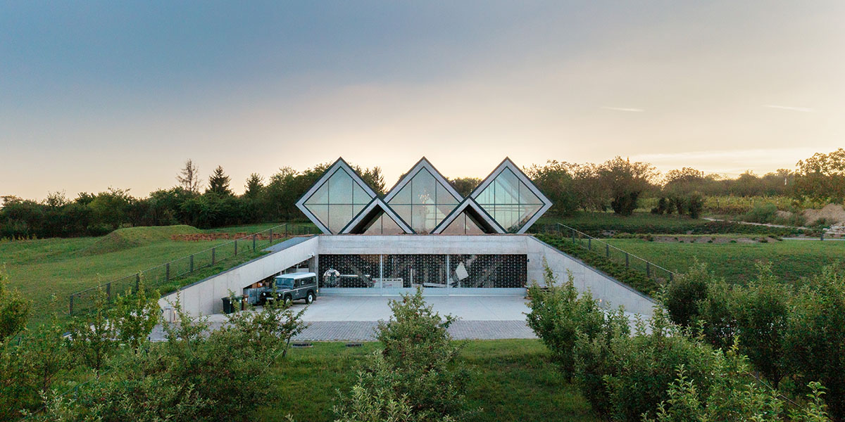BORD completes cider production facility with rhombus-shaped tunnel-like volumes in Hungary