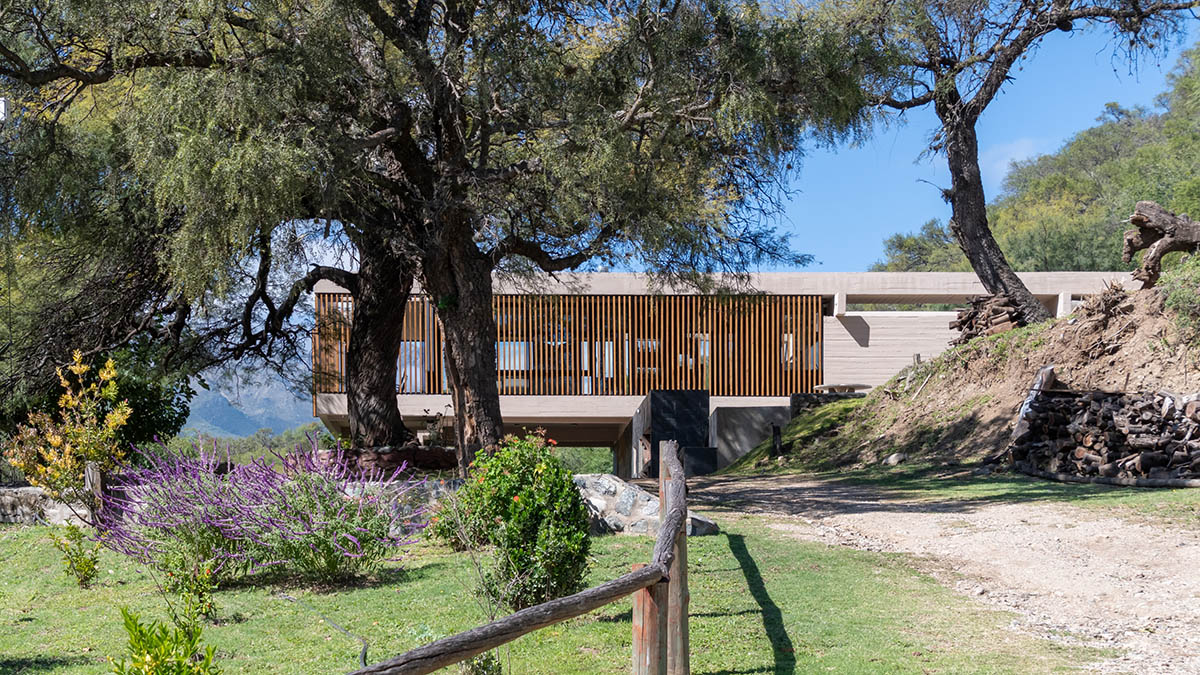 Barrionuevo Villanueva Architects completes Luyaba Work residence in Cordoba, Argentina 