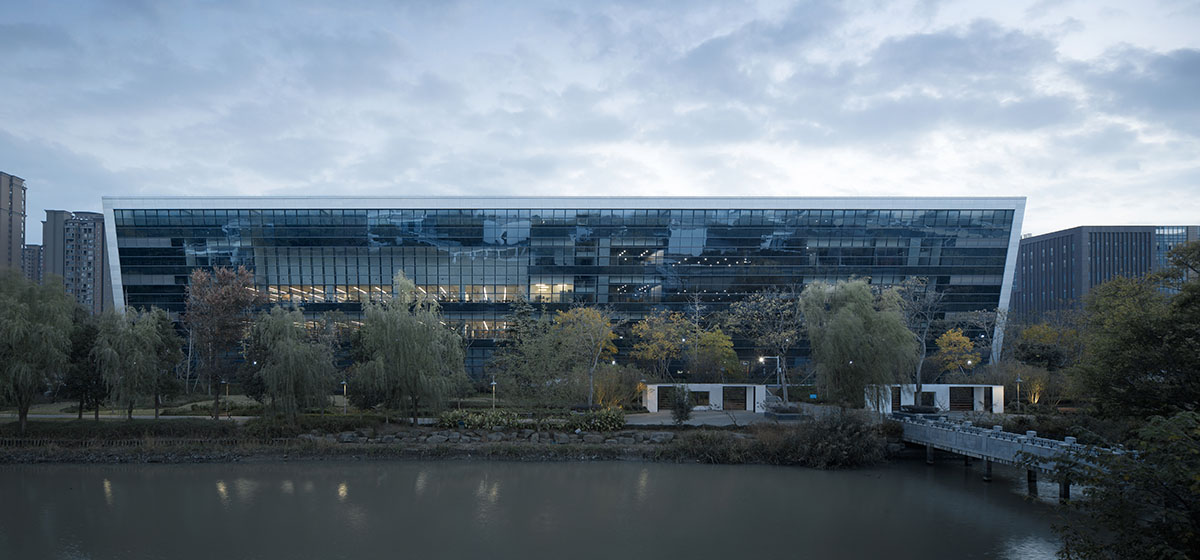 UAD creates a giant void at the center of Jiashan Museum and Library in Zhejiang, China
