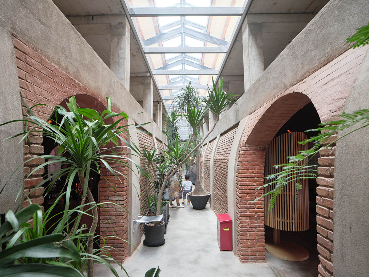 Thick brick walls redefine a historic kiln as a public space and multi-purpose hall in Pudong