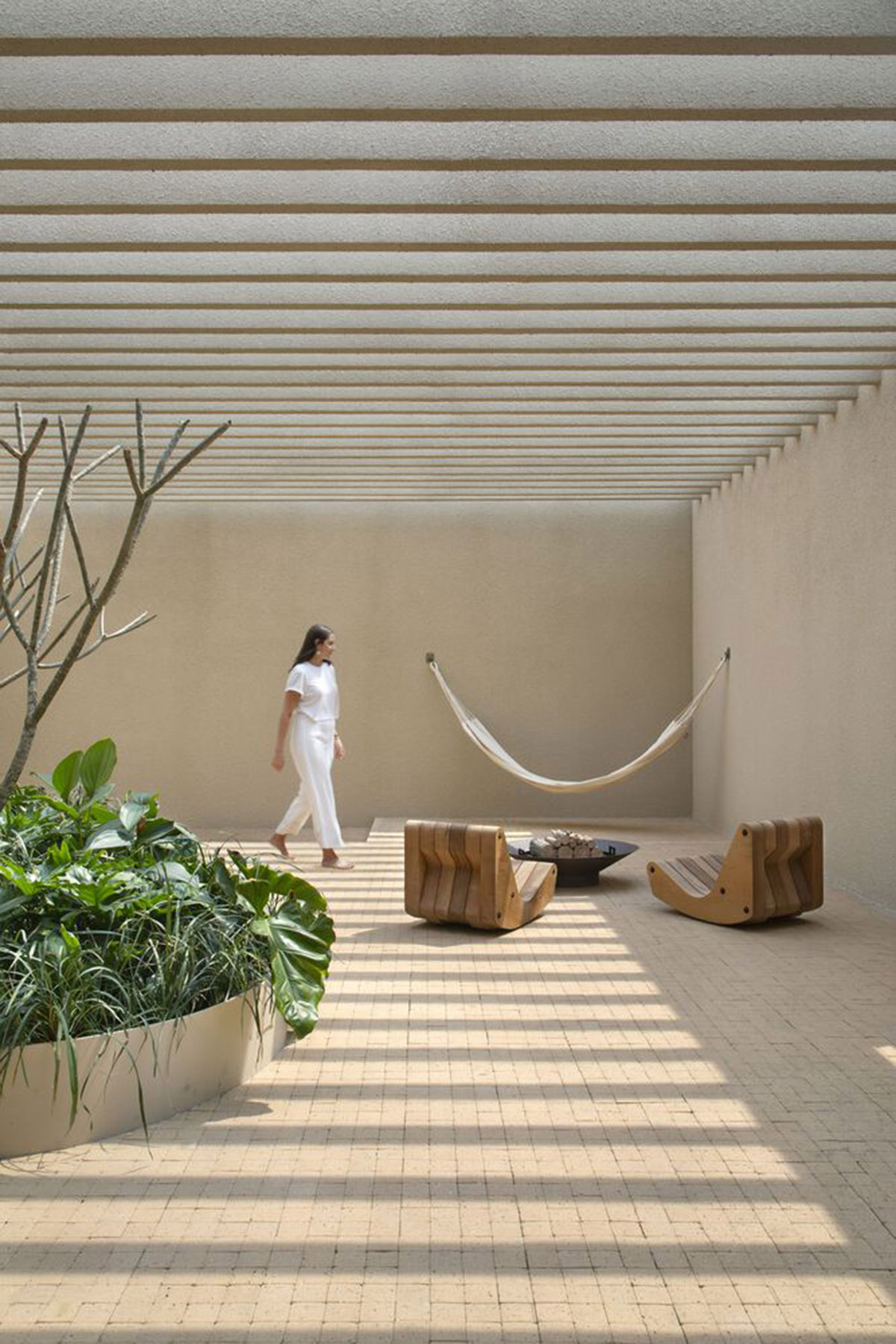 Organic shapes and bulbous furnitures form interiors of Olaria House by NJ+ Arquitetos Associados 