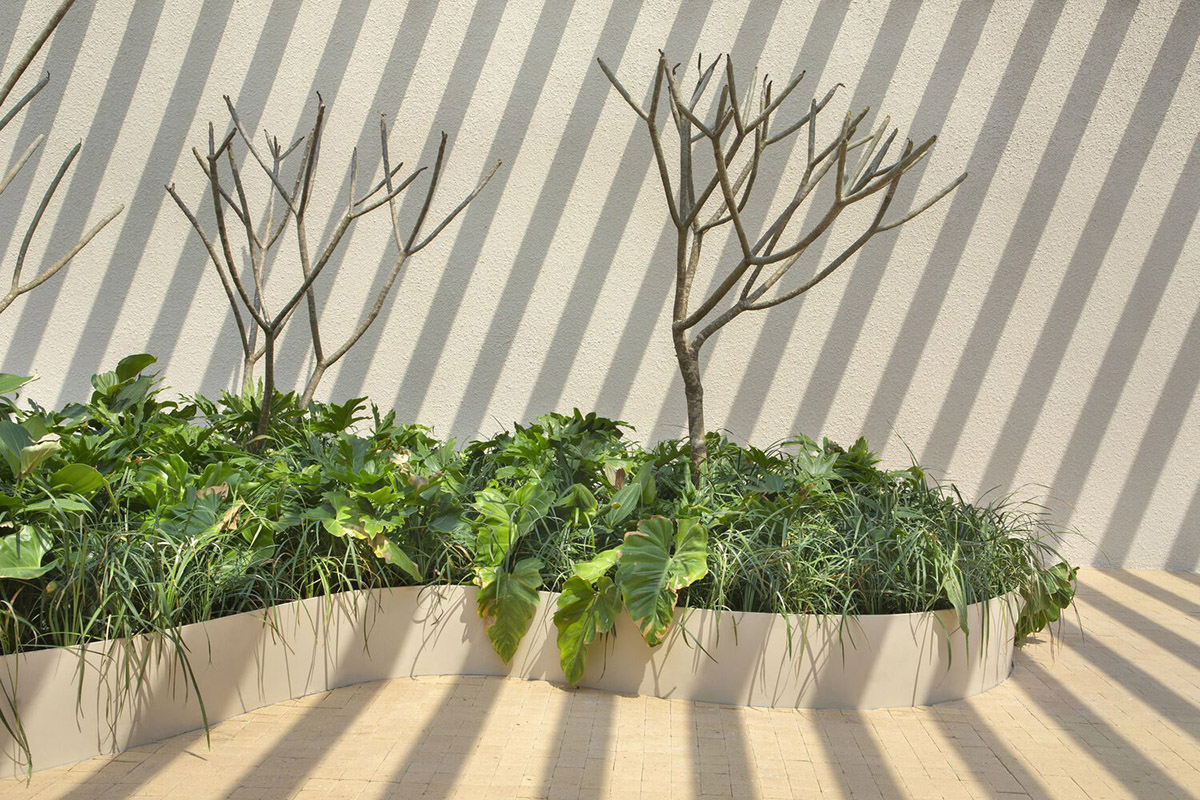 Organic shapes and bulbous furnitures form interiors of Olaria House by NJ+ Arquitetos Associados 