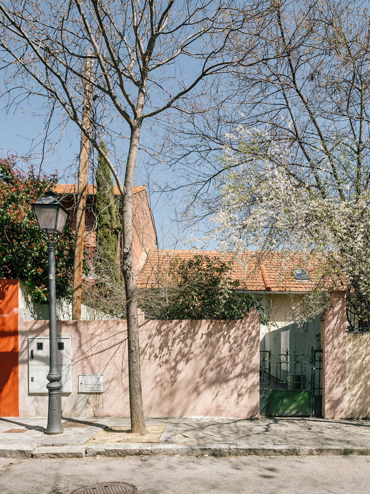 Pía Mendaro converts old house into an artist residence with floating mezzanine floor in Madrid