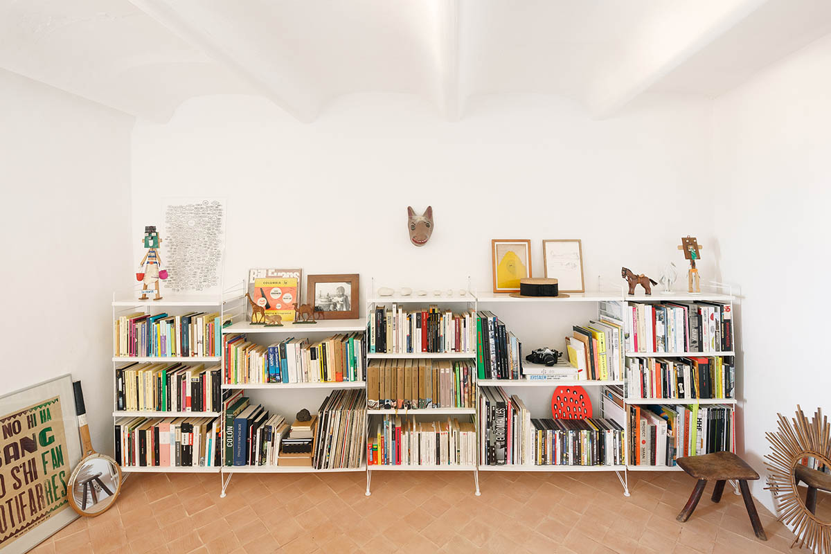 Isla Architects обновляет старый таунхаус на Майорке с полностью белыми интерьерами и яркой мебелью.