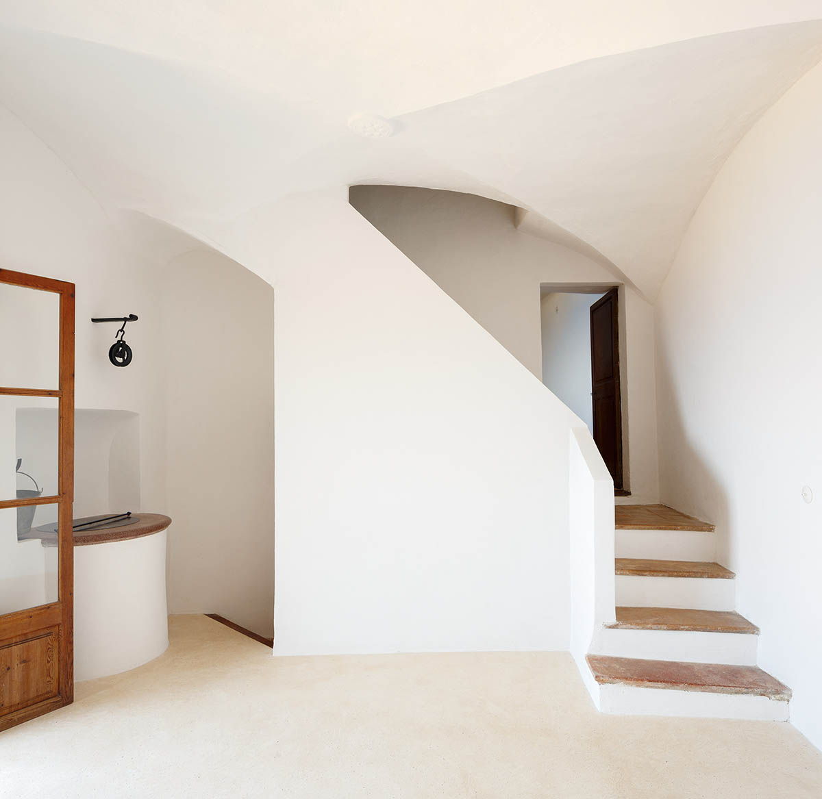Isla Architects обновляет старый таунхаус на Майорке с полностью белыми интерьерами и яркой мебелью.