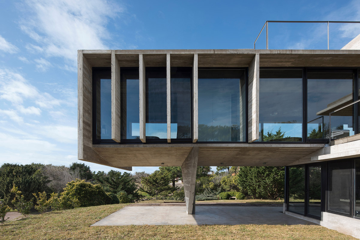 Luciano Kruk uses hanging volume for a vacation house supported by triangular column in Argentina