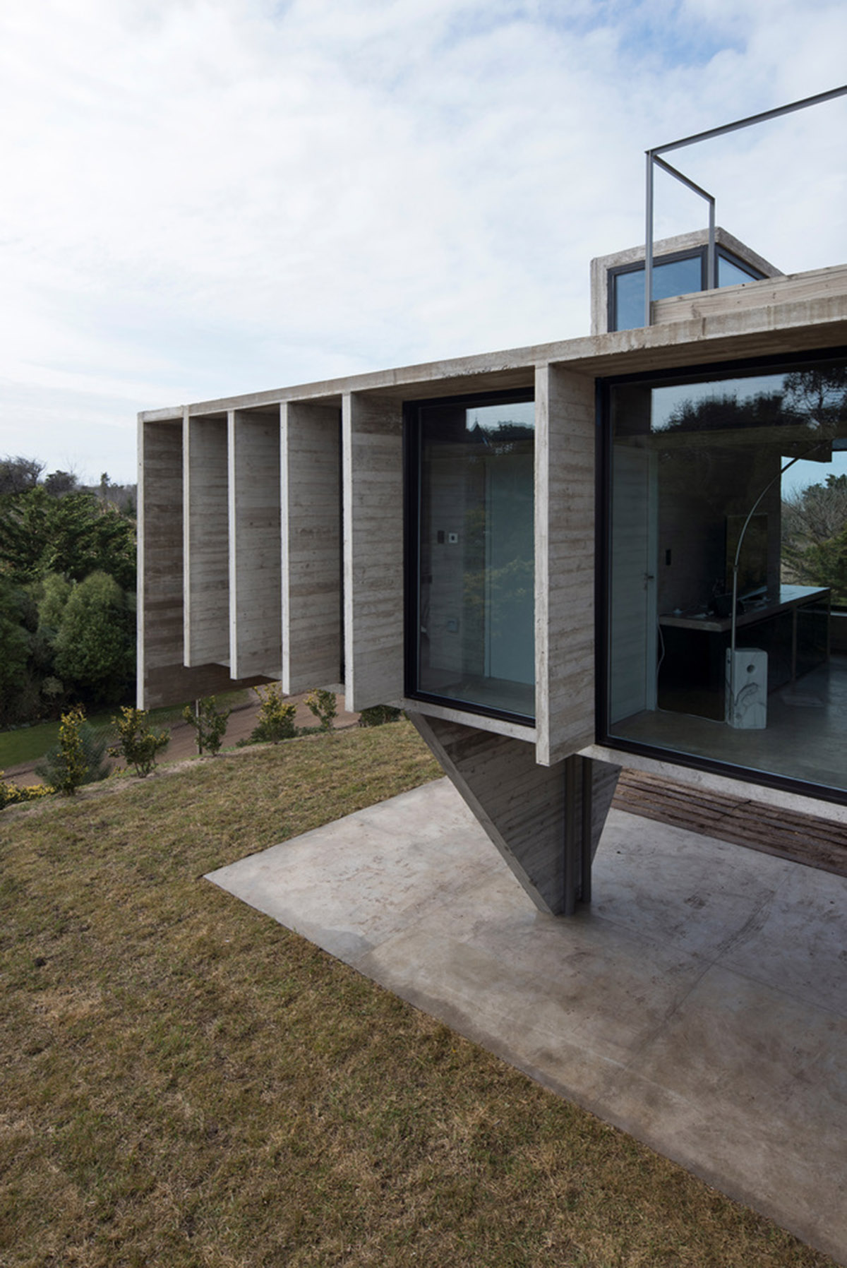 Luciano Kruk uses hanging volume for a vacation house supported by triangular column in Argentina