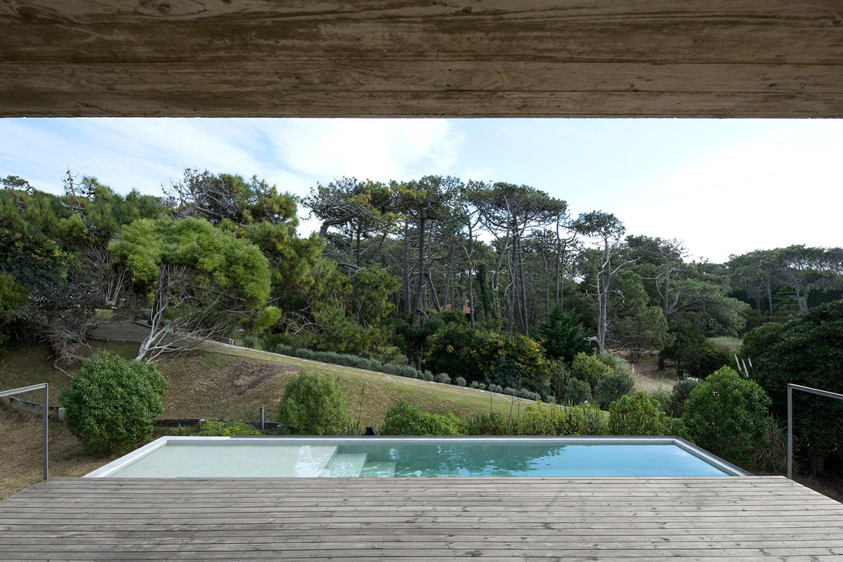 Luciano Kruk uses hanging volume for a vacation house supported by triangular column in Argentina