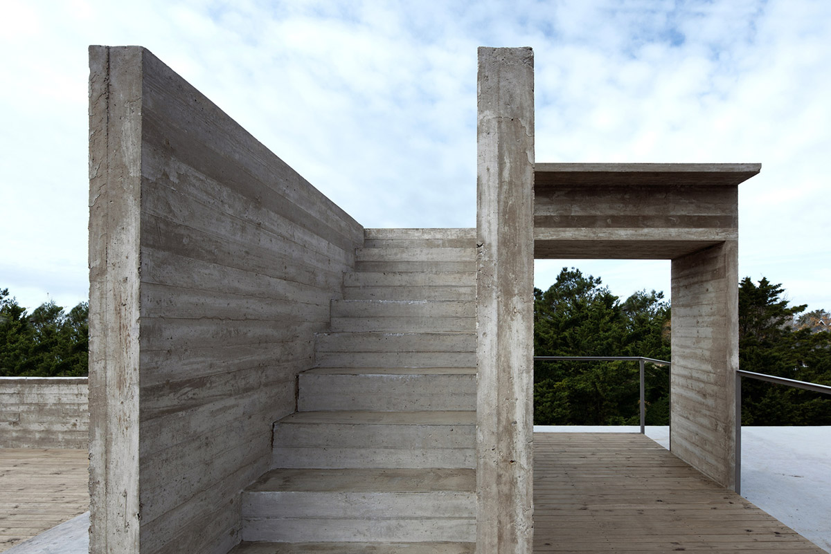 Luciano Kruk uses hanging volume for a vacation house supported by triangular column in Argentina