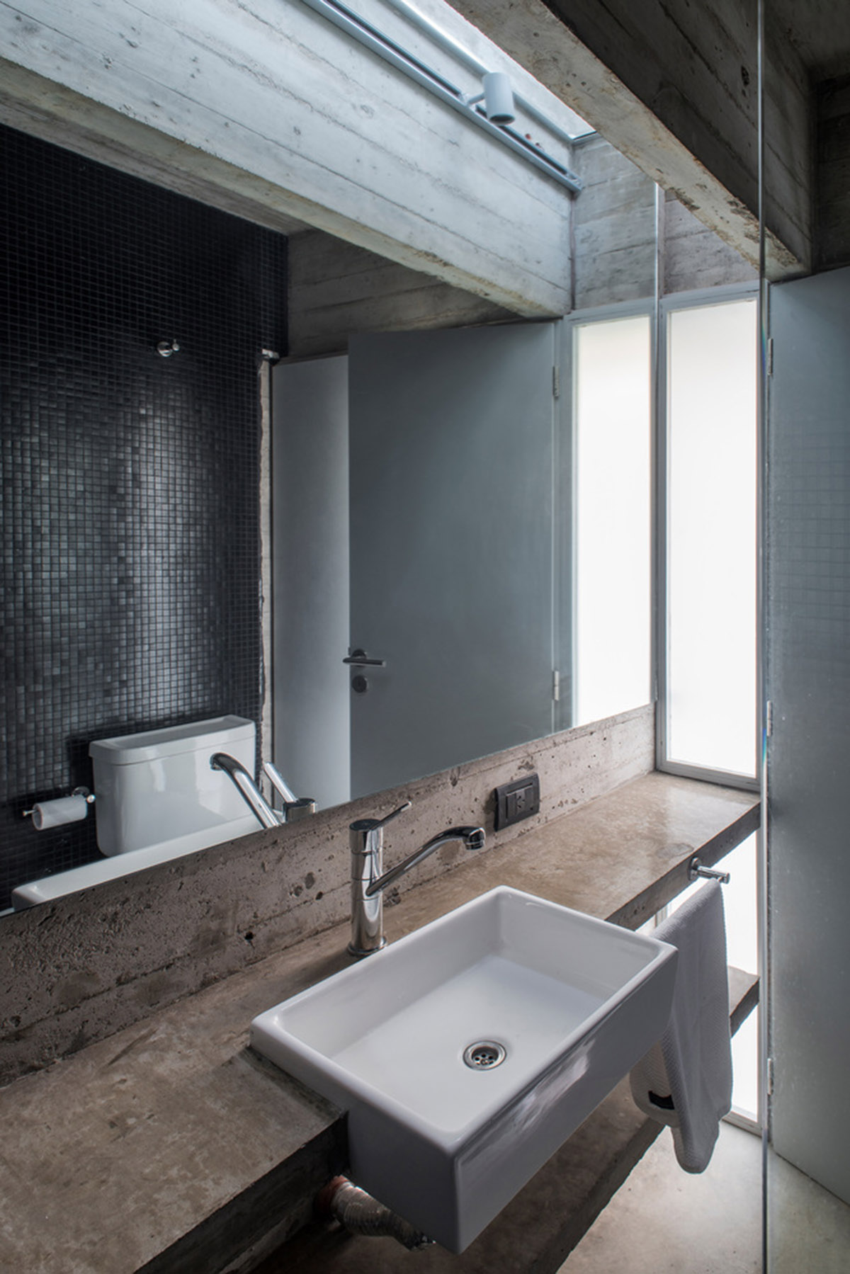 Luciano Kruk uses hanging volume for a vacation house supported by triangular column in Argentina