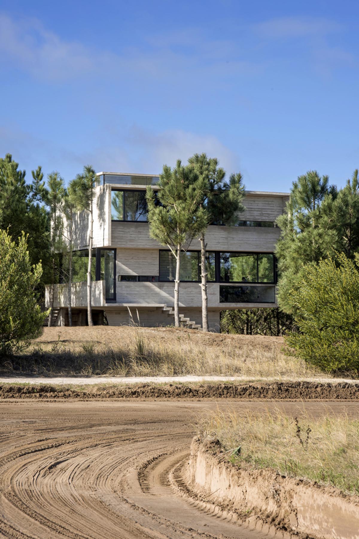 Luciano Kruk's concrete holiday home floats on a plinth and connects swimming pool with terrace