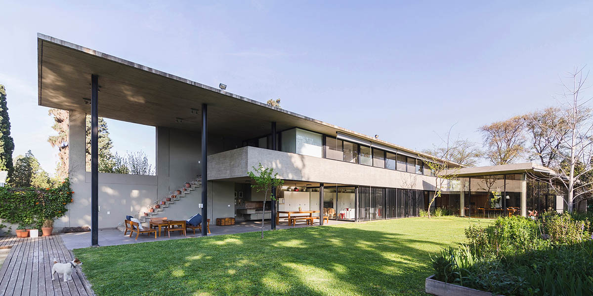 Estudio Pablo Gagliardo's Casa CA shows how to take advantages of a longitudinal land in Argentina
