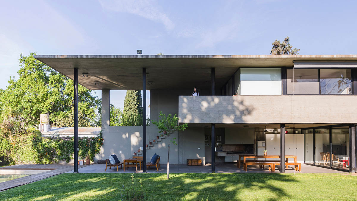 Estudio Pablo Gagliardo's Casa CA shows how to take advantages of a longitudinal land in Argentina