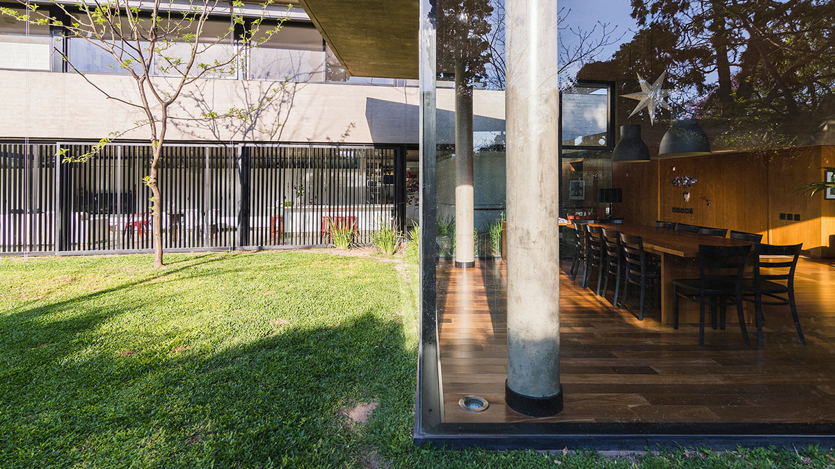 Estudio Pablo Gagliardo's Casa CA shows how to take advantages of a longitudinal land in Argentina